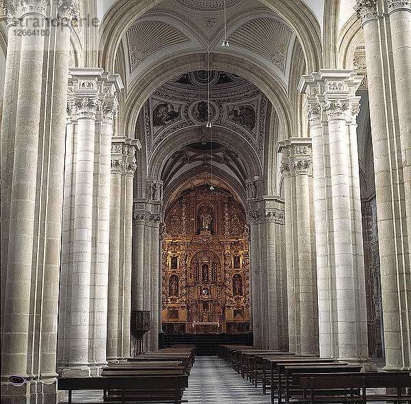 Innenansicht der Kathedrale von Baeza  Blick auf das Hauptschiff und den Altar.