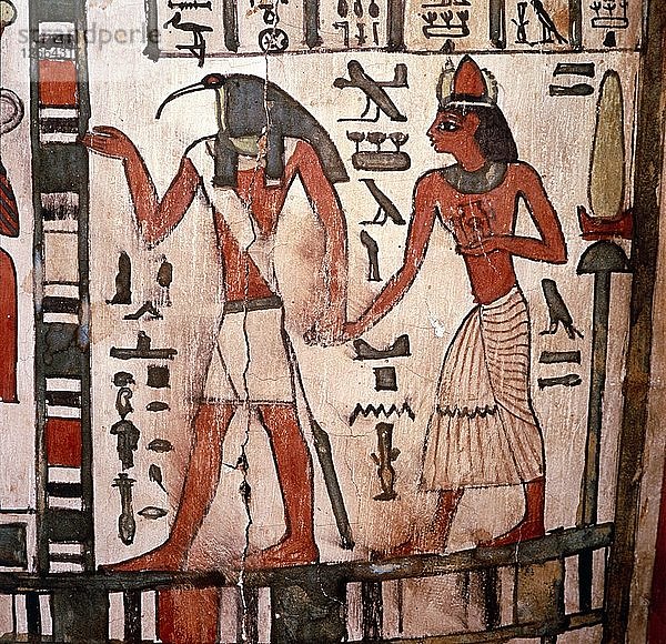 Thoth  der Gott mit dem Ibis-Kopf  führt die Verstorbenen in die Unterwelt  Mumienkiste von Pensenhor  um 900 v. Chr. Künstler: Unbekannt.
