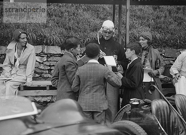 Goldie Gardner gibt Autogramme beim Großen Preis von Irland  Phoenix Park  Dublin  1930. Künstler: Bill Brunell.