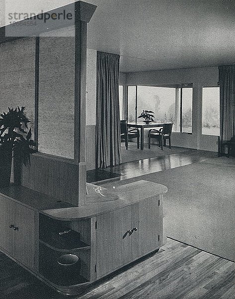 Haus in Pomona  Kalifornien... Blick durch das Wohnzimmer  1942. Künstler: Unbekannt.
