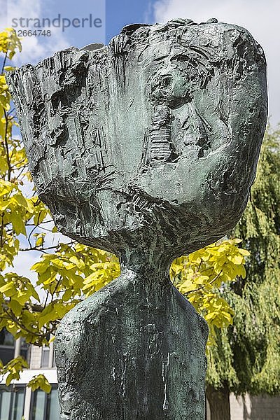 Vater Courage  Skulptur von Frederick Edward McWilliam  Universität von Kent  Canterbury  2015. Künstler: Steven Baker.