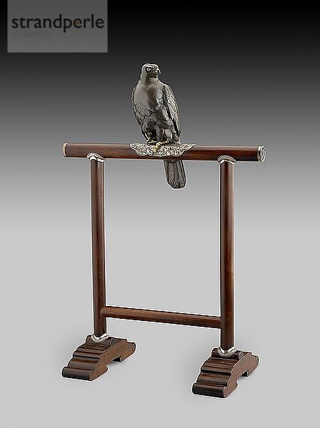 Figur eines Falken auf einer Sitzstange  um 1890. Künstler: Unbekannt  Jomi Eisuke.