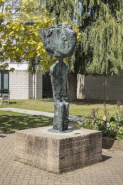 Vater Courage  Skulptur von Frederick Edward McWilliam  Universität von Kent  Canterbury  2015. Künstler: Steven Baker.