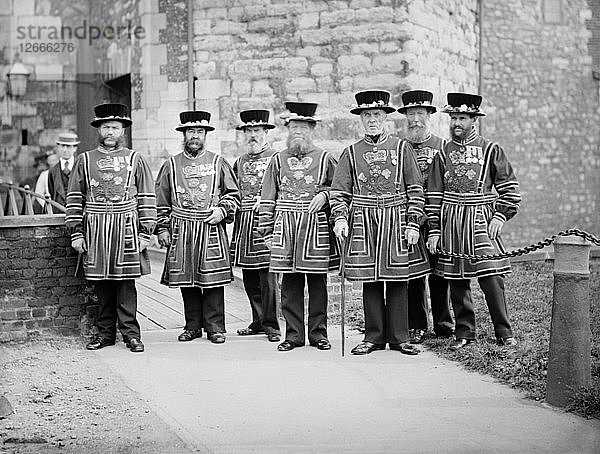 Yeomen Warders im Tower of London  um 1870-c1900. Künstler: York & Sohn.