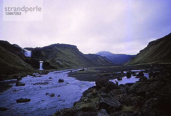 Ofaerfoss-Wasserfall und Eldgja-Schmiede  Zentralisland  20. Jahrhundert. Künstler: CM Dixon.