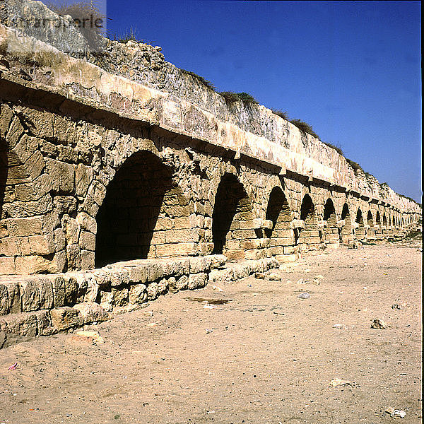 Überreste des römischen Aquädukts von Caesarea Maritima.