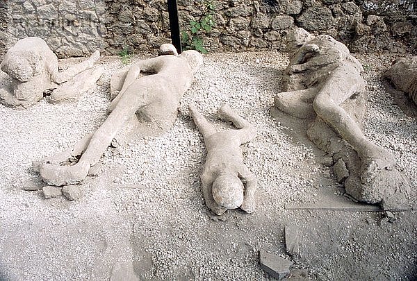 Abgüsse von Opfern des Ausbruchs des Vesuvs im Jahr 79 n. Chr.  Pompeji  Italien  um das 20. Jahrhundert. Künstler: Unbekannt.