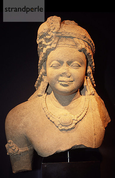 Steinbüste aus dem 5. Jahrhundert  die eine weibliche Figur darstellt  aus der indischen Stadt Mathura.