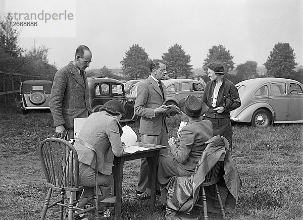 Standard Car Owners Club Gymkhana  8. Mai 1938. Künstler: Bill Brunell.