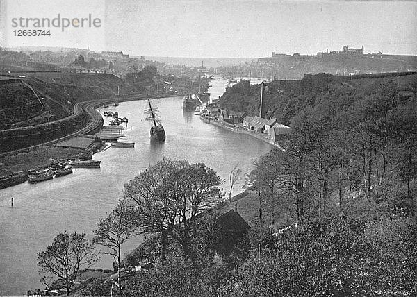 Whitby  von Larpool aus gesehen  um 1896. Künstler: Frank Meadow Sutcliffe.