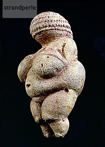 Venus von Willendorf  110 mm: weibliche Statue aus Kalkstein und mit Ocker bemalt. Sie ist rautenförmig?