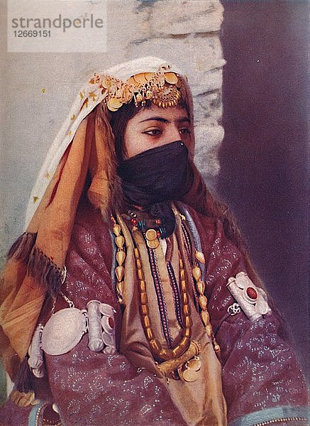 Eine persische Dame  1902. Künstler: Unbekannt.