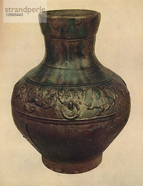 Weinkrug mit Jagdszene in Relief. Han-Dynastie  206 v. Chr. - 221 n. Chr.  (1927). Künstler: Edward F. Strange  Unbekannt.