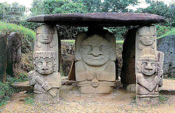 Archäologischer Park von San Agustín in Huila  Kolumbien. Tabelle A  Satz von 3 Abbildungen  in der Mitte t?