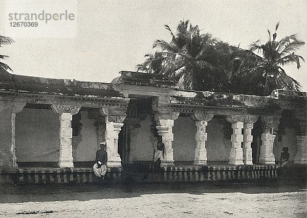 Wandelhalle eines Hindutempels  Ceylon  1926. Künstler: Unbekannt.