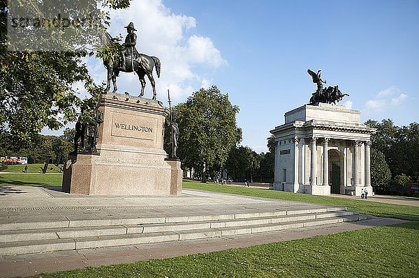 Statue des Herzogs von Wellington und der Wellington Arch  London  ca. 1980-c2017. Künstler: Historic England beauftragter Fotograf.