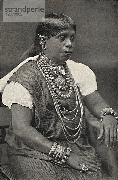 Vornehme Singhalesin aus Kandy  1926. Künstler: Unbekannt.