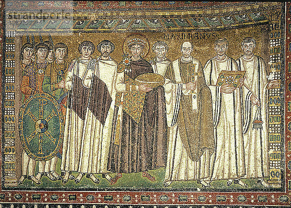 Justinian und sein Gefolge  Mosaikkirche von San Vitale in Ravenna.