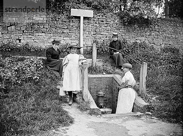 Wasserholen an der Dorfpumpe  Barton Hartshorn  Buckinghamshire  1901. Künstler: Alfred Newton & Söhne.