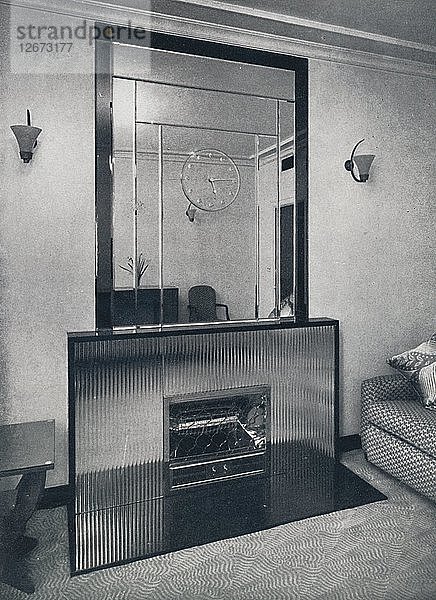 Elektrischer Kamin und Übermantel von James Clark & Son Ltd. 1940. Künstler: Unbekannt.