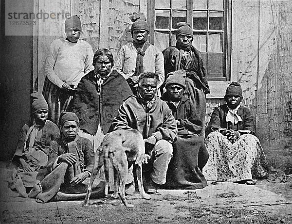 Eine Gruppe von einigen der letzten Tasmanier in europäischer Kleidung  1902. Künstler: John Watt Beattie.