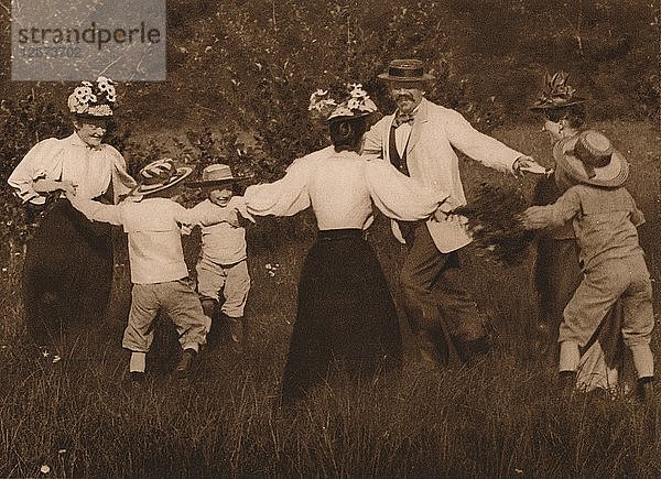 Familie beim Spielen auf einem Feld  1937. Künstler: Unbekannt.