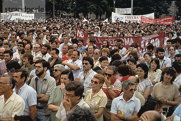 Die Menschenmenge bei einer von den Gewerkschaftsorganisationen einberufenen Versammlung auf dem Platz von Katalonien während der Ge?