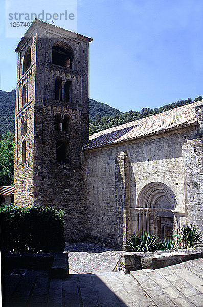 Blick auf die Eingangstür und den Glockenturm der Kirche Sant Cristòfol in Beget.