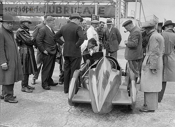 Menschen  die Leon Cushmans Austin 7-Rennwagen in Brooklands für einen Geschwindigkeitsrekordversuch untersuchen  1931. Künstler: Bill Brunell.