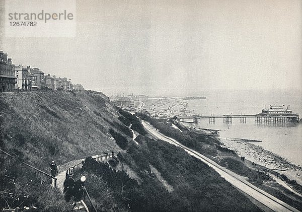 Folkestone - Blick auf die Lees und den Pier  1895. Künstler: Unbekannt.