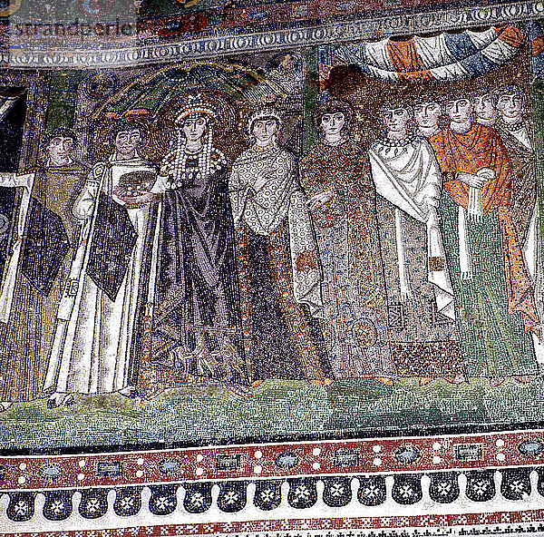 Mosaik mit der Kaiserin Theodora und ihrem Gefolge in der Kirche von San Vitale in Ravenna.