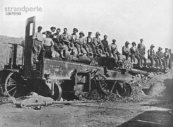 Britische Soldaten an einem zerstörten türkischen Geschütz  1915. Künstler: Unbekannt.