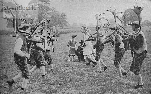 Alte Formen des Tanzes  die in England noch gepflegt werden - Der Horntanz  um 1935. Künstler: Unbekannt.