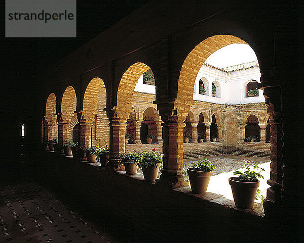 Das Innere des Mudéjar-Kreuzgangs im Kloster La Rabida.