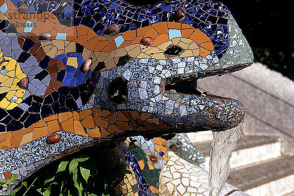Barcelona  ? Detail des Drachens am Eingang des Güell-Parks  entworfen von Antonio Gaudi.