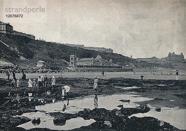 Scarborough - Blick von den Felsen  1895. Künstler: Unbekannt.