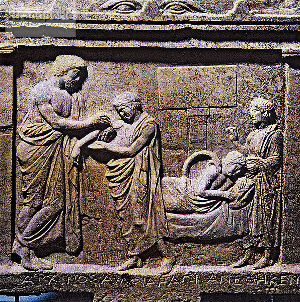 Relief  das Asklepios bei der Heilung eines Kranken zeigt.