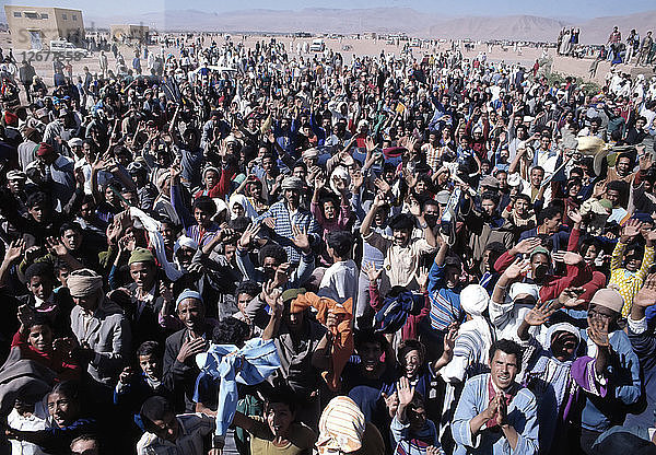 Grüner Marsch  das marokkanische Volk zieht unter der Führung seines Königs in die Sahara  um für das Selbstbestimmungsrecht zu protestieren.