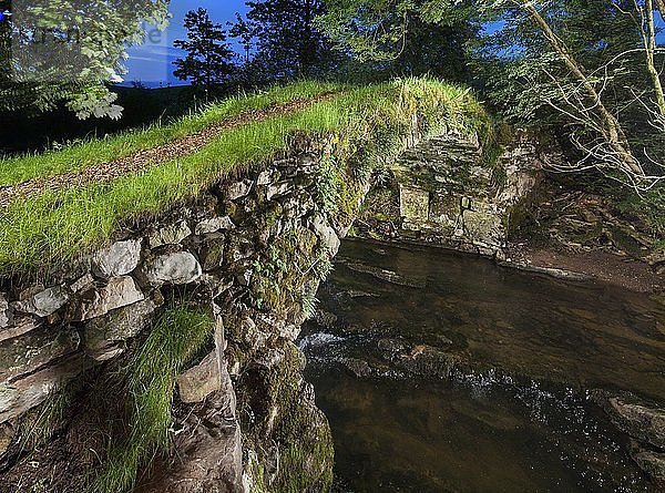 Mittelalterliche Packpferdbrücke  Fawcett Mill Fields  Gaisgill  Tebay  Cumbria  c2016. Künstler: Alun Bull.
