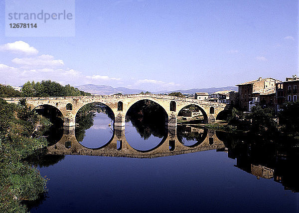 Blick auf die romanische Brücke über den Fluss Arga in Puente de la Reina  Navarra.