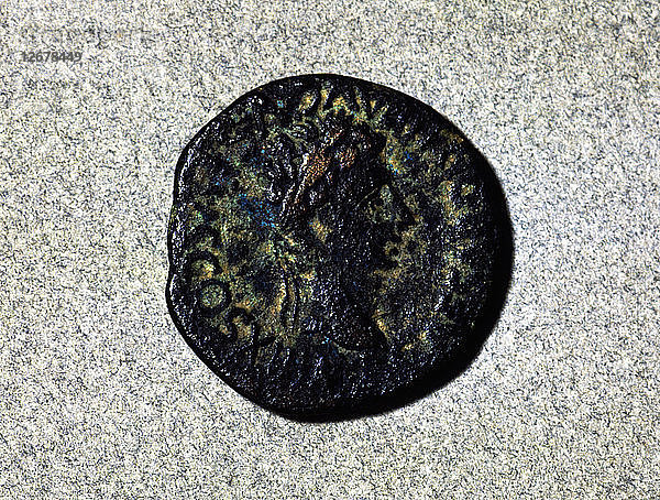 Römische Münze aus der ersten Hälfte des ersten Jahrhunderts v. Chr.  mit einem nach rechts gerichteten Kronenkopf und einer Legende?