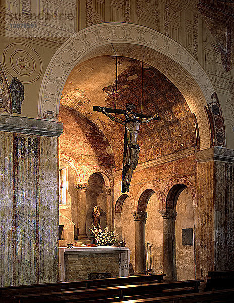Innenraum der Kirche San Julián oder Santullano de los Prados mit Resten von Malereien  gegründet b?