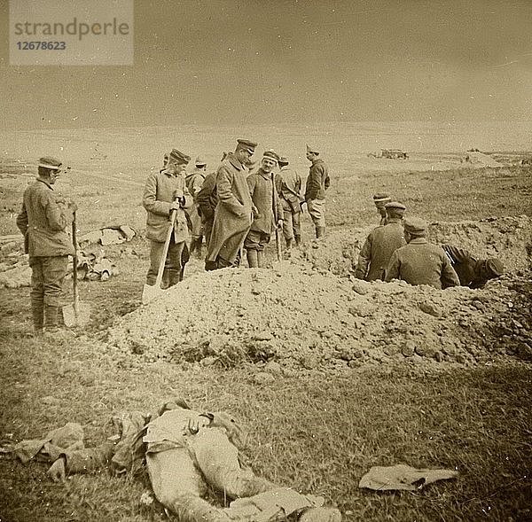 Beerdigung von Leichen  Sainte-Marie-à-Py  Nordfrankreich  ca. 1914-c1918. Künstler: Unbekannt.