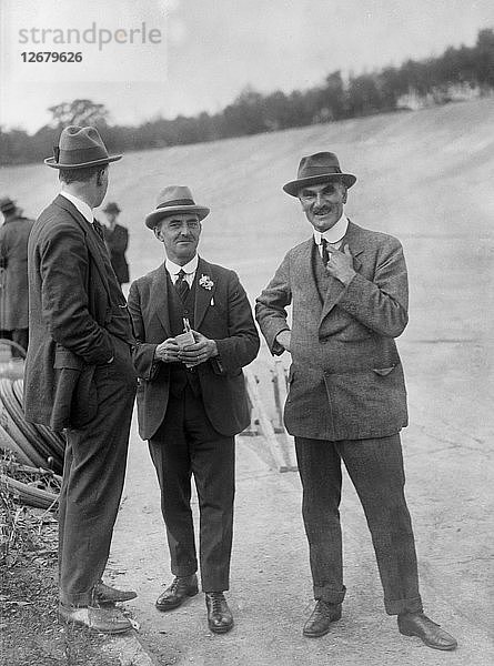 John Portwine und Selwyn Edge von AC Cars auf der Brooklands-Rennstrecke  Surrey  um 1921. Künstler: Bill Brunell.