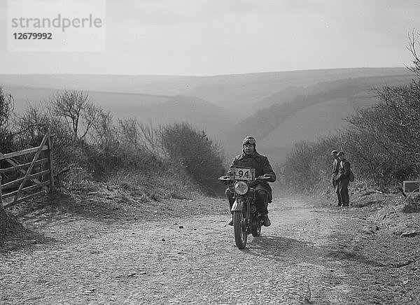498 cc Triumph von CJ Dennis  MCC Lands End Trial  Gipfel von Beggars Roost  Exmoor  1939. Künstler: Bill Brunell.