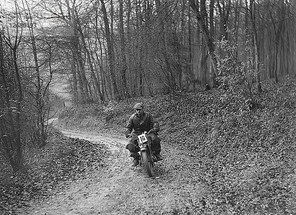 Motorrad  das am Inter-Varsity Trial teilnimmt  November 1931. Künstler: Bill Brunell.