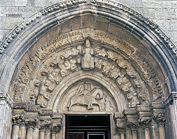 Santiagokirche  Detail der Eingangstür mit der Skulptur des reitenden Santiago und Jesus Ch?