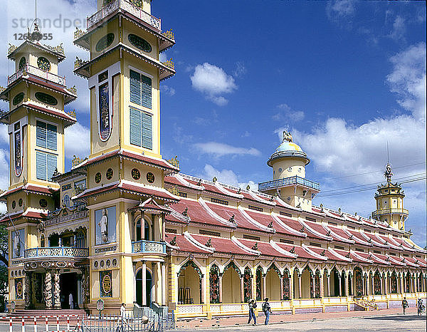 Blick auf die Seitenfassade des Großen Tempels der Cadoai-Religion in der Nähe der Stadt Ho Chi Minh.