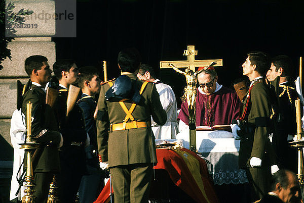 Beerdigung von Francisco Franco Bahamonde  als die Misa corpore in sepulto im Königlichen Palast in ?