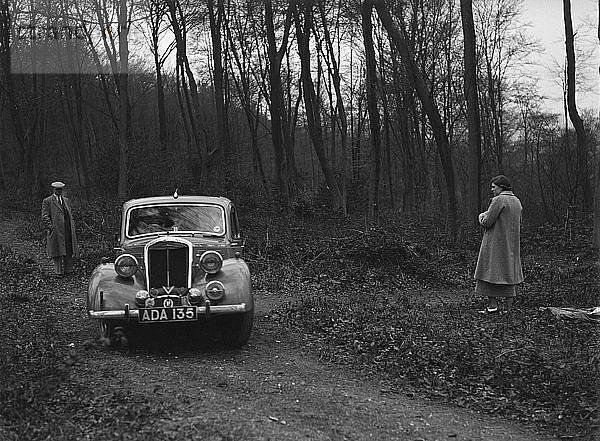 Standard Twelve bei der Standard Car Owners Club Southern Counties Trial  Hale Wood  Chilterns  1938. Künstler: Bill Brunell.